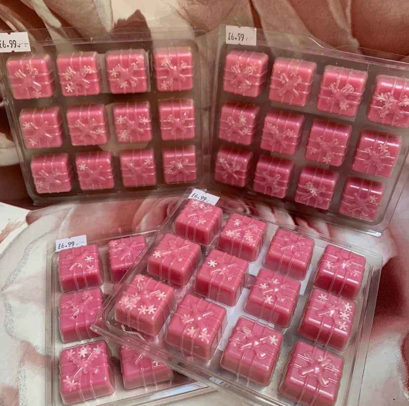 Joyful Surprises: Present Shape Wax Melt Clam Shell in Candy Floss Fragrance - Festive Delight for Your Home - Snazzy Dudds