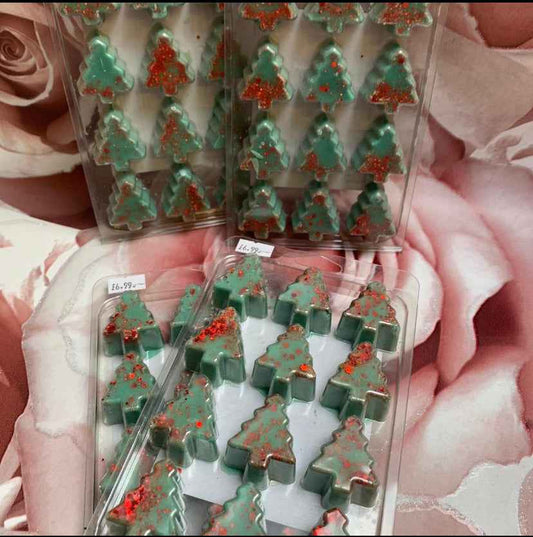 Festive Elegance: Christmas Tree Shape Clam Shell Wax Melt in Cookies and Cream Fragrance - Perfect Christmas Gift - Snazzy Dudds